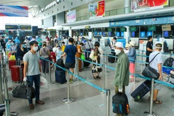 新冠肺炎疫情：越航安排首个航班将被困在岘港市的207名游客送回河内