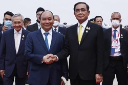 越南国家主席阮春福抵达曼谷 开始访问泰国和出席APEC第29次领导人会议之行