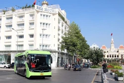 胡志明市首条纯电动公交线路将于3 月9 日开始运营