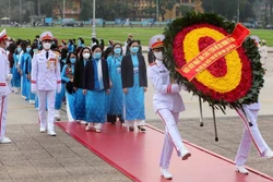 第十三次全国妇女代表大会代表入陵瞻仰胡志明主席遗容