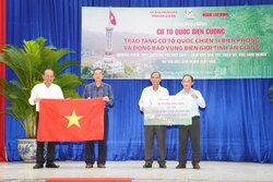 向安江省人民和战士送去一万面国旗
