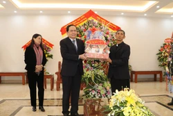 越南祖国阵线中央委员会主席陈青敏拜访发艳主教座堂