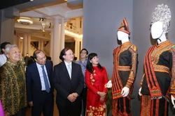 2020年东盟各国传统服饰展精彩亮相首都河内