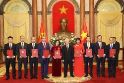 越共中央总书记、国家主席阮富仲向驻外大使颁发任命书