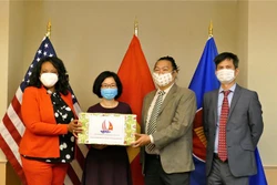 越南驻美国大使馆向美国首都华盛顿赠送口罩