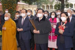 国会主席王廷惠前往升龙皇城上香缅怀国家功臣丰功伟绩