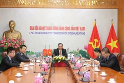 越共中央对外部领导与乌拉圭政党领导举行视频会谈
