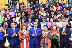 越南国家主席阮春福会见少数民族杰出乡贤、村长、艺人
