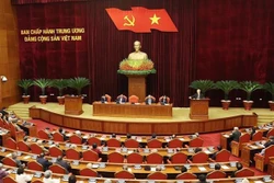越共中央政治局会见前党和国家领导人