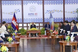 柬埔寨王国国会主席韩桑林会见AIPA议会代表团团长