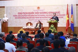 越南国会主席王廷惠会见旅柬越南人社群代表