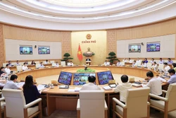 政府总理范明政：优先集中解决生产经营中面临的困难