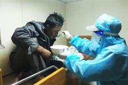 一名菲律宾渔民及时获得越南渔检力量的营救