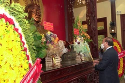 越南国家主席阮春福敬香缅怀孙德胜主席