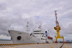 越南海事大学接受由韩国政府援赠的训练舰
