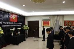越南驻马来西亚和日本大使馆隆重举行原总书记黎可漂吊唁仪式