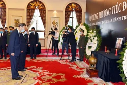 杨洁篪等中国中央和部委领导前往越南驻中国大使馆吊唁黎可漂同志逝世