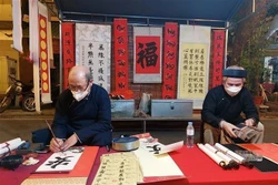 河内梳行街传统花卉市和冯兴街壁画空间开们迎客