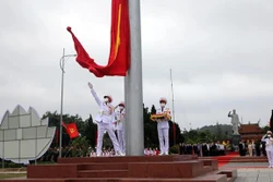 广宁省姑苏岛上祖国旗台竣工仪式和升旗仪式隆重举行