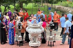 胡志明主席诞辰132周年：旅居泰国乌隆他尼越南人上香缅怀胡主席