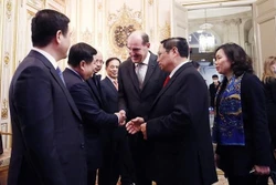 越南政府总理范明政与法国总理让·卡斯特克斯举行会谈
