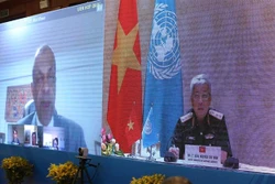 越南国防部副部长阮志咏与联合国副秘书长哈雷通电话
