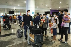 越南组织6趟撤侨航班 近1700名旅乌越南公民安全回国