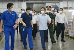 政府副总理武德儋亲自对胡志明市守德市生产经营活动进行实地检查