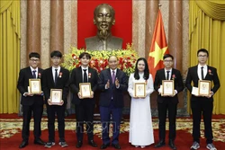 国家主席阮春福向获国际大奖的学生授予劳动勋章