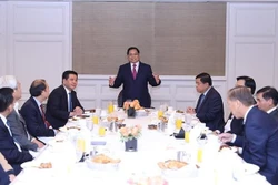 越南政府总理范明政会见越侨和美国的企业和科学家