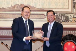 胡志明市与新加坡加强人力资源开发的合作关系