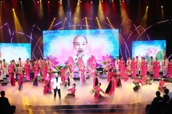 阮春福主席出席“胡志明——2022年渴望之旅”艺术交流活动