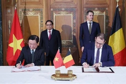 越南政府总理范明政与比利时首相德克罗举行会谈