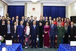 国家主席阮春福会见越南驻俄罗斯大使馆干部和工作人员