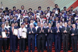 国家主席出席2022年越南100名优秀农民表彰会
