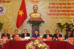 国会主席阮氏金银出席芹苴市越南国会第一个大选日75周年庆典