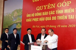 政府领导人参加为中部洪水灾民捐款活动