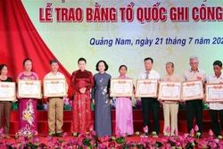 越南国会主席阮氏金银出席“祖国记功”证书颁发仪式