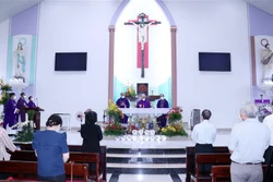 胡志明市天主教团结委员会悼念新冠肺炎疫情防控牺牲人员和逝世同胞
