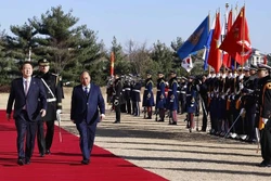 韩国总统举行仪式 欢迎越南国家主席阮春福访韩