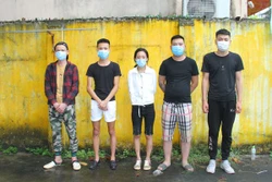 老街省截获承载非法入境越南的10名中国人的两辆汽车