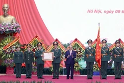 越南国家主席阮春福向11兵团授予三等保卫祖国勋章