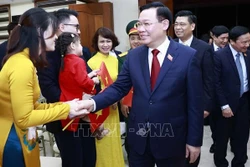 越南国会主席王廷惠探访越南驻菲律宾大使馆