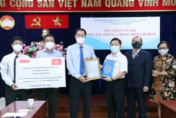 胡志明市外国企业和公民捐赠物资 支援疫情防控工作