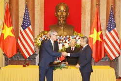 阮富仲与美国总统特朗普见证两国4个合作文件的签署 