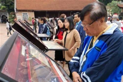 “阮朝木板中的国徽和越国京都”展览会在河内文庙国子监举行
