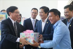 越南向柬埔寨磅士卑省图书馆赠送500套书籍