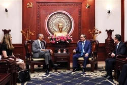 胡志明市市委书记阮善仁会见美国前总统奥巴马