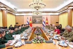 越南人民军高级军事代表团同古巴高级军事代表团举行会谈