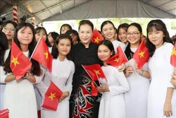 越南国会主席阮氏金银出席塔梅高中学校开学典礼